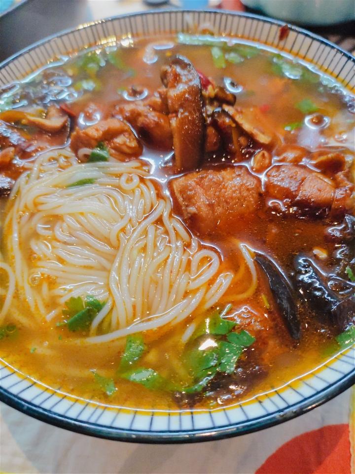 家庭版香菇米线的做法