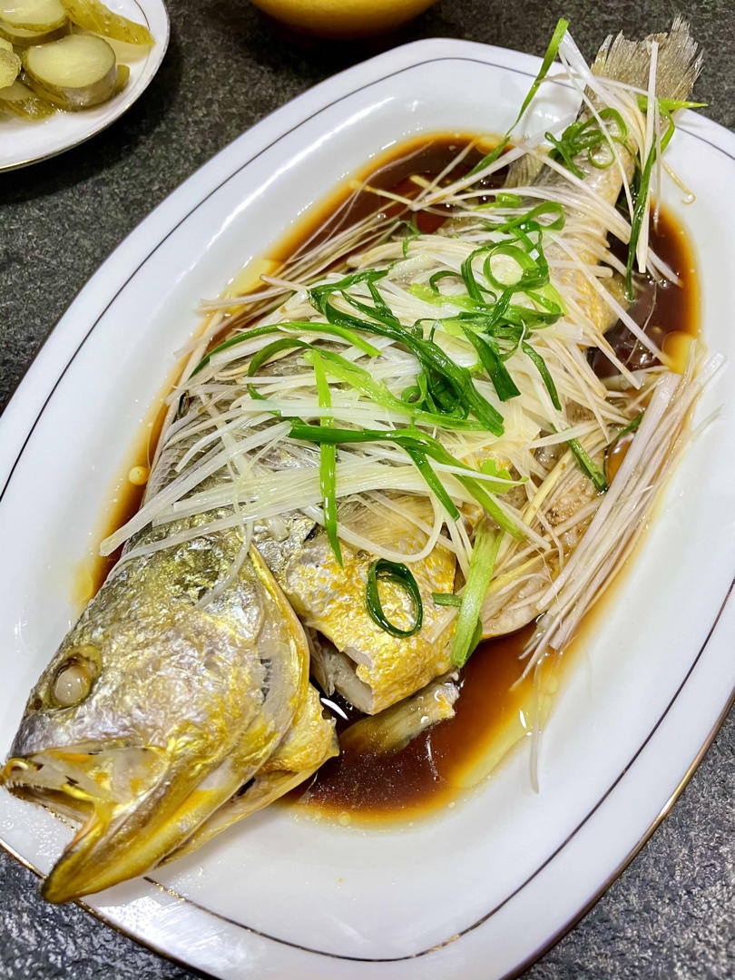 小无脸的amy呀做的鲜香美味的清蒸大黄鱼