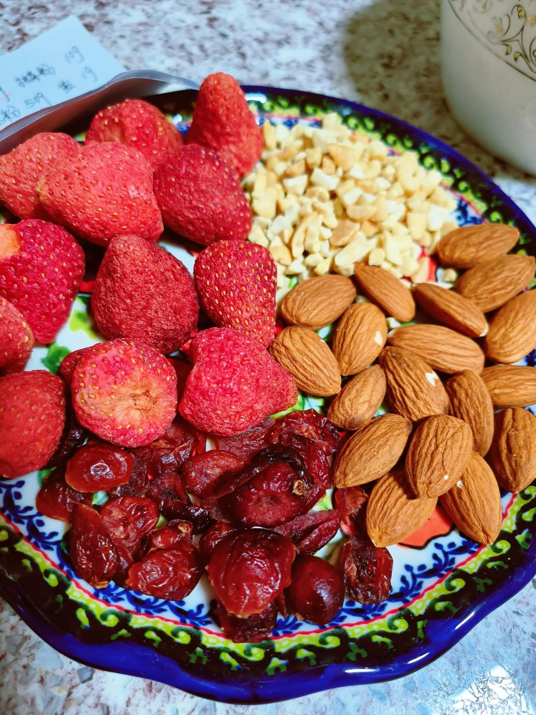 草莓抹茶牛轧糖的做法 步骤2