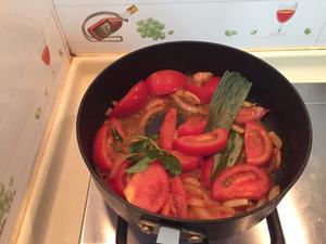 番茄罗勒炖鸡胸的做法 步骤4