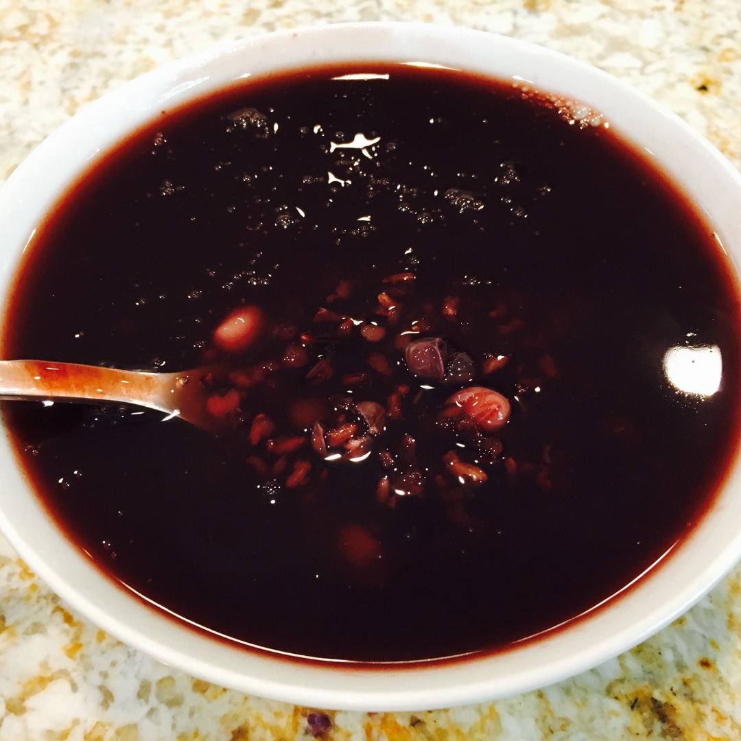 闹闹爱美食做的补肾黑米粥