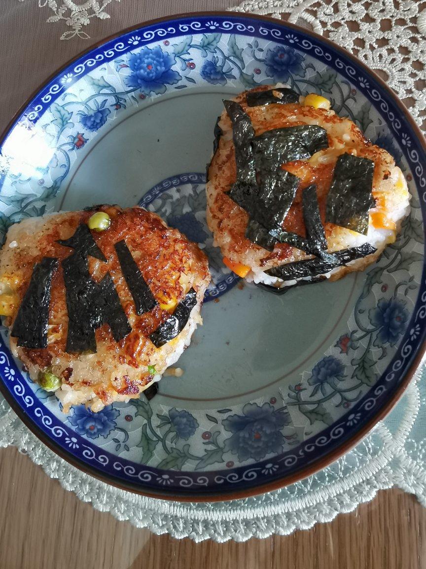 剩米饭的神仙吃法，肉松酱油烤饭团，平底锅就能做哦～