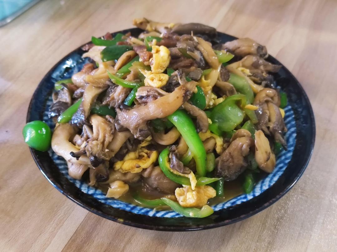 平菇青椒炒鸡蛋 好吃又营养的超快手家常菜
