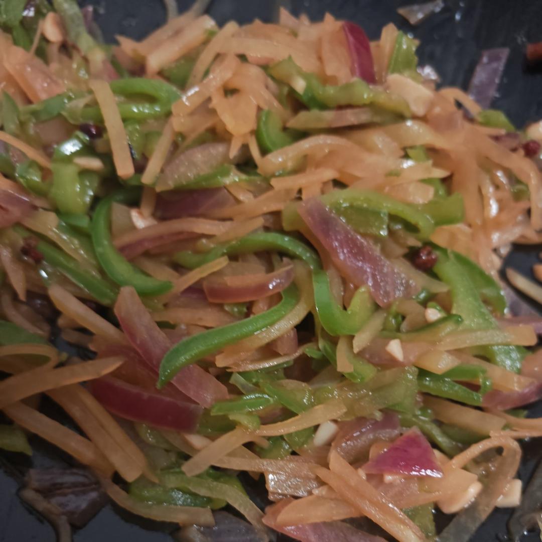 青椒洋葱炒土豆丝。
