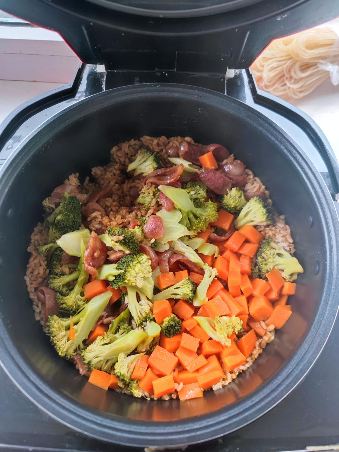 懒人电饭锅香肠焖饭/煲仔饭