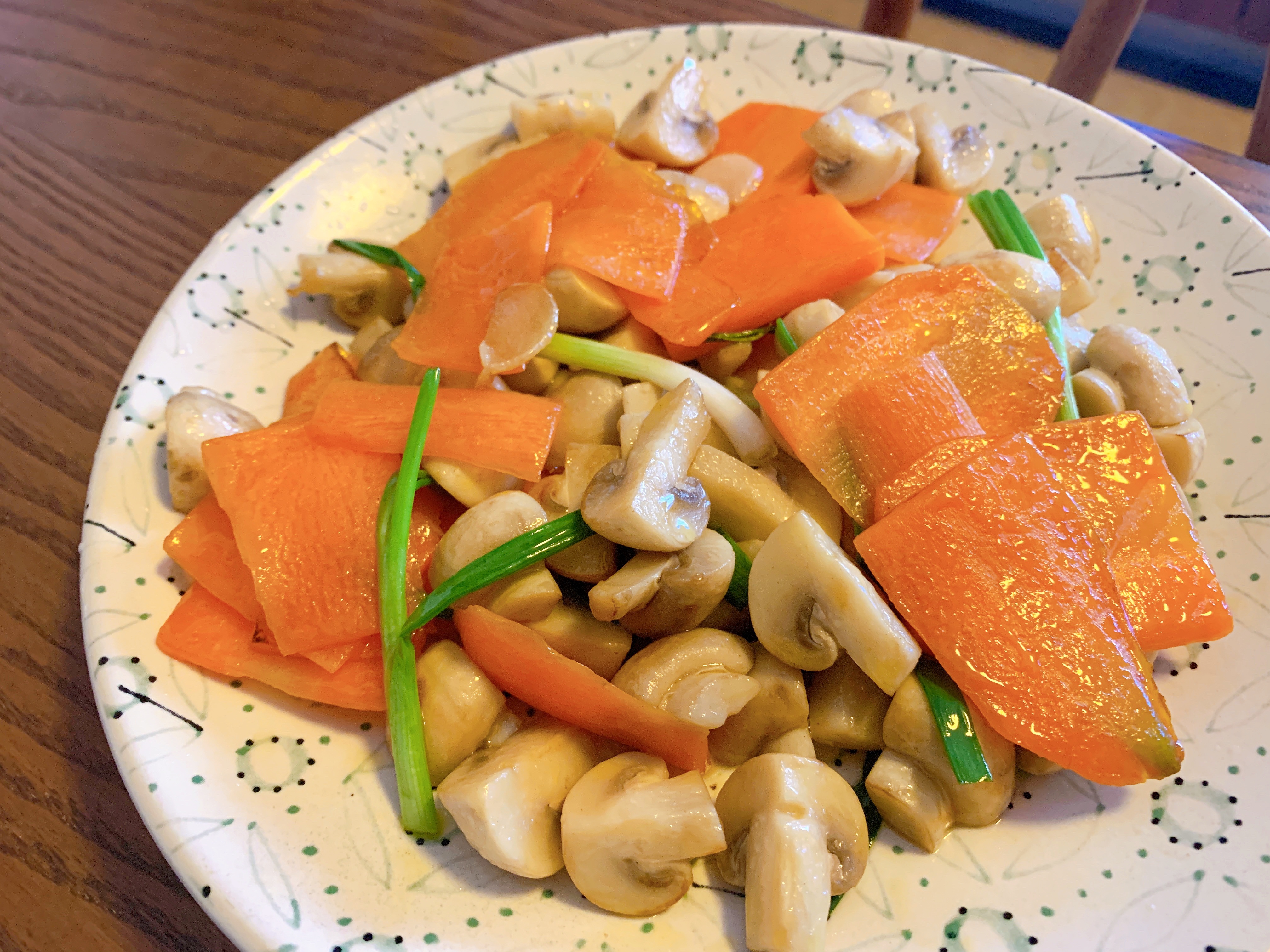 季节食材营养快手菜：胡萝卜炒口蘑的做法