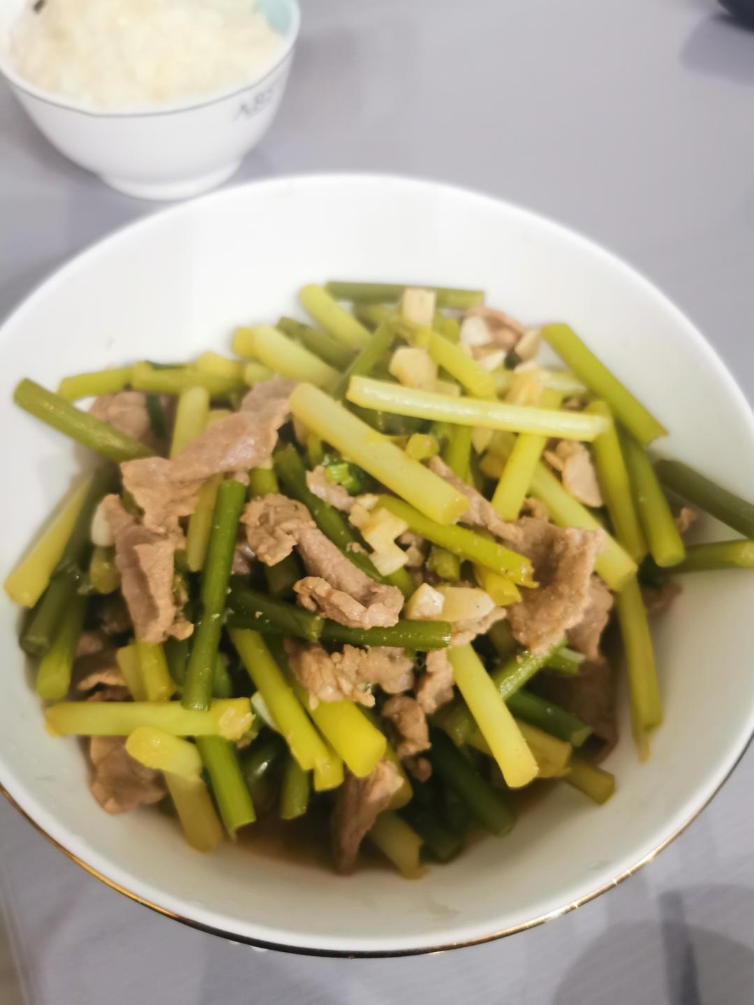 简单易做的下饭菜－蒜苔炒肉