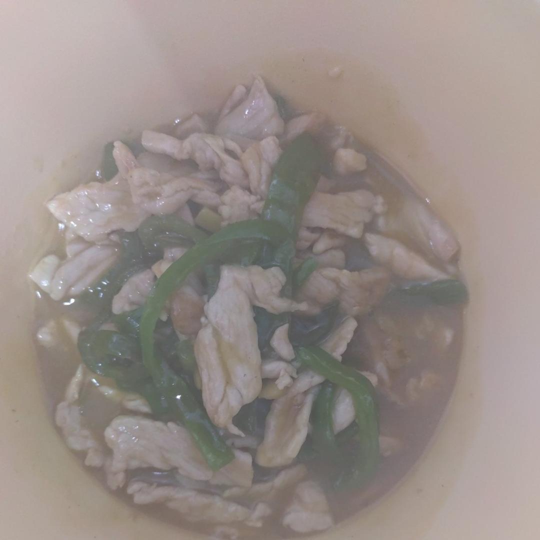 青椒肉丝，这样炒太好吃了。