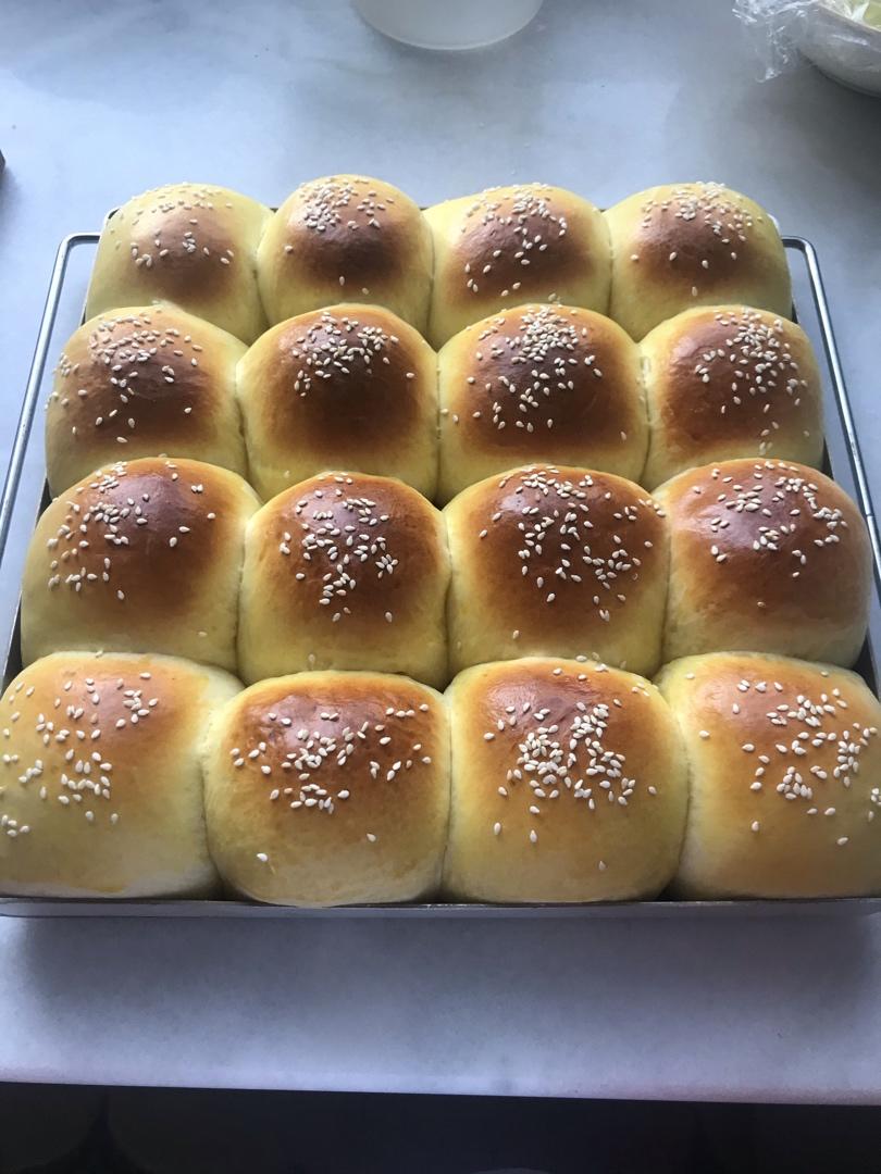 咸蛋黄肉松小餐包