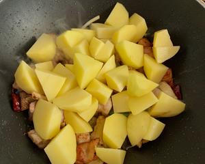 🔥一人食|土豆五花肉炖粉条的做法 步骤10