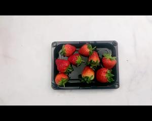 10分钟就能完成的美味草莓拿破仑的做法 步骤2