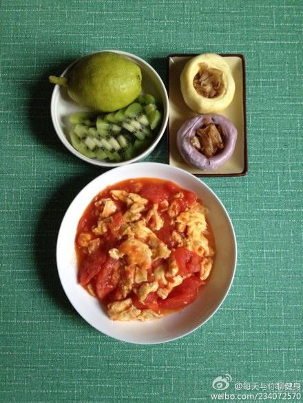 减脂增肌早餐-130924-番茄炒蛋，奇异果，梨，木鱼花，杂粮馒的做法