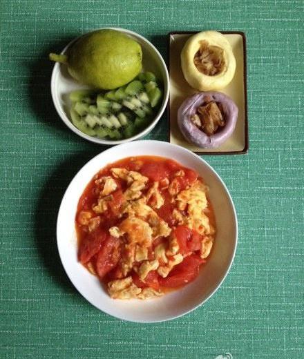 减脂增肌早餐-130924-番茄炒蛋，奇异果，梨，木鱼花，杂粮馒的做法