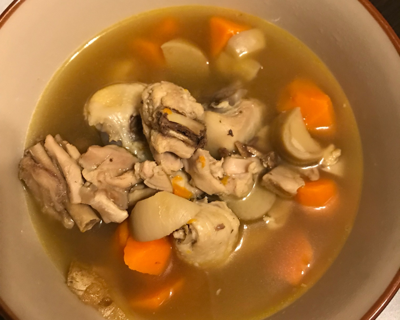 胡萝卜蘑菇鸡腿煲汤的做法