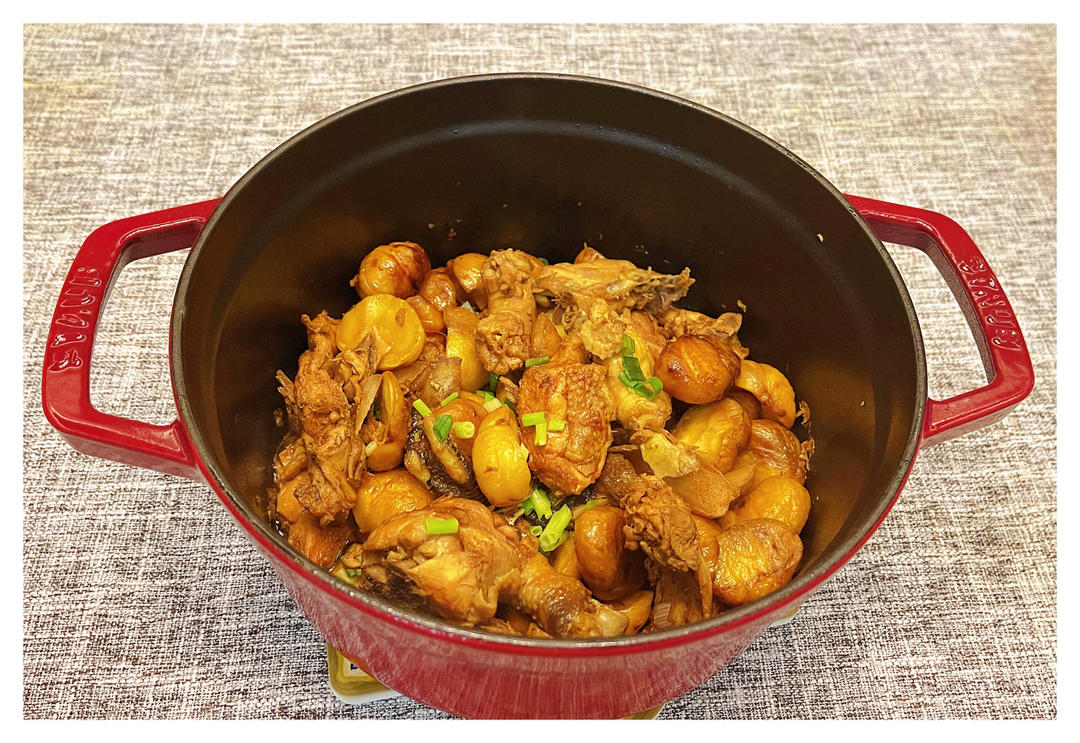 厨师长教你：“板栗烧鸡”的家常做法，咸鲜美味，汤汁浓郁