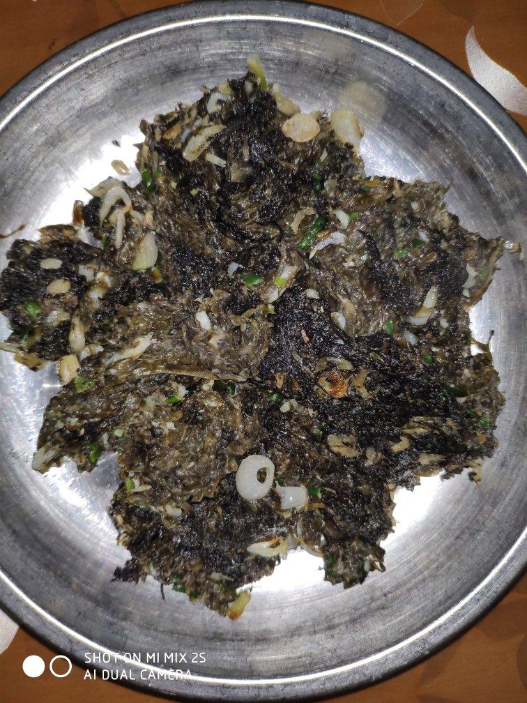 煎新鲜小银鱼紫菜蛋饼