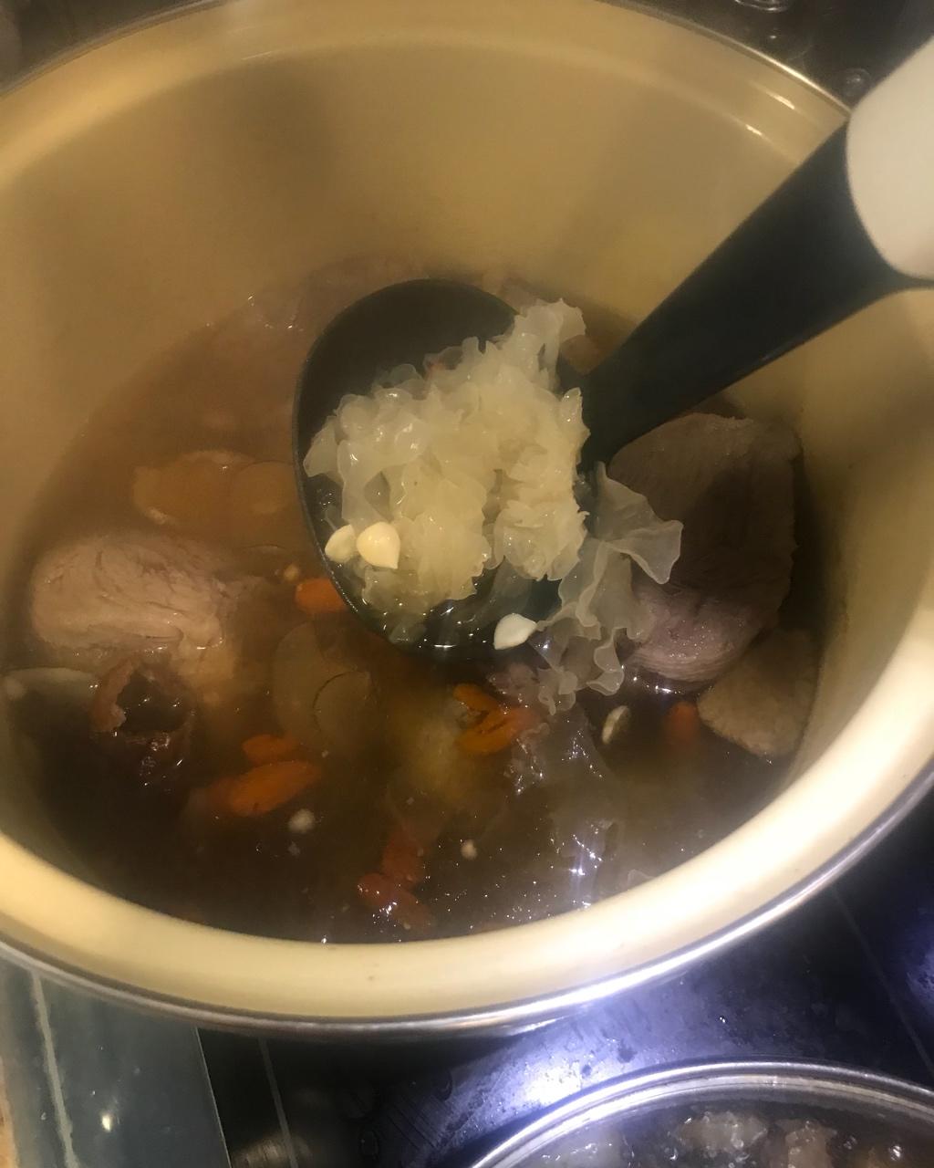 广东老火靓汤-海底椰川贝益肺汤