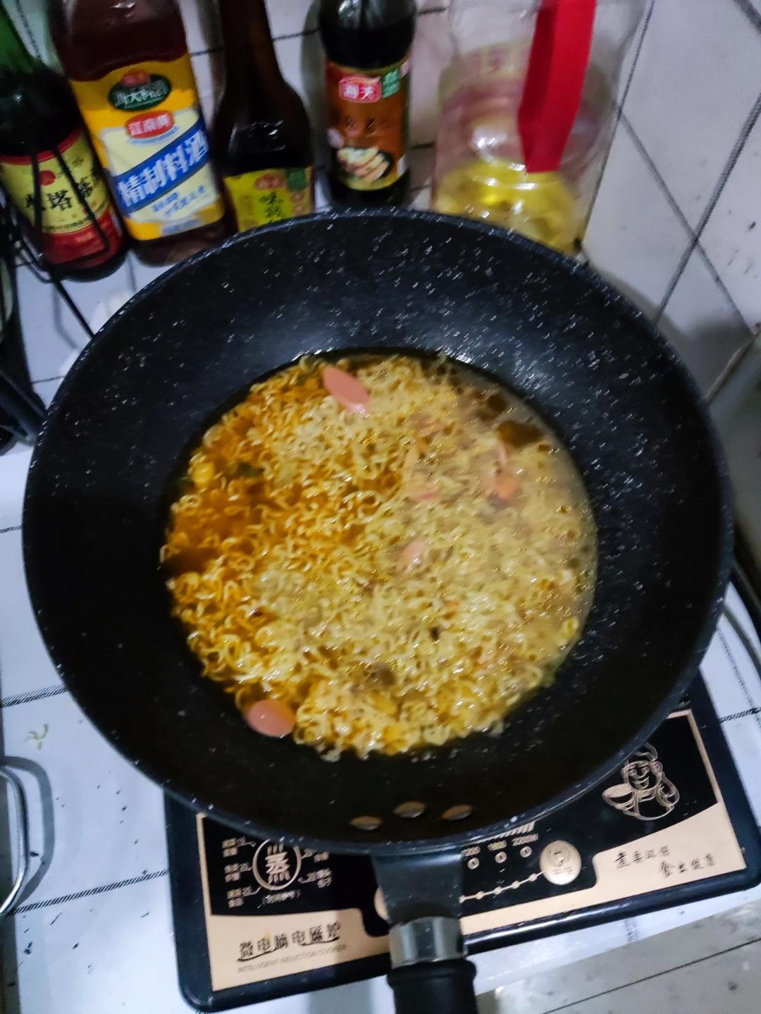 深夜食堂-热气腾腾的煮泡面