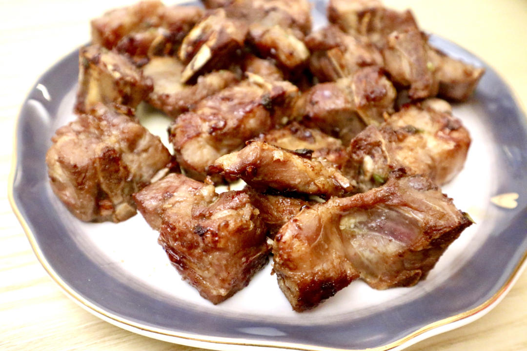 不放一滴油的吮指蒜香排骨，只需四步!