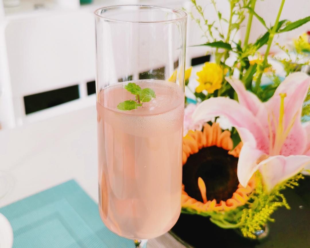 蜜桃红茶饮的做法