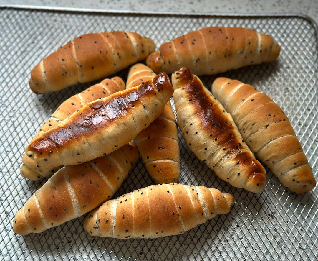 咸香黑芝麻盐面包