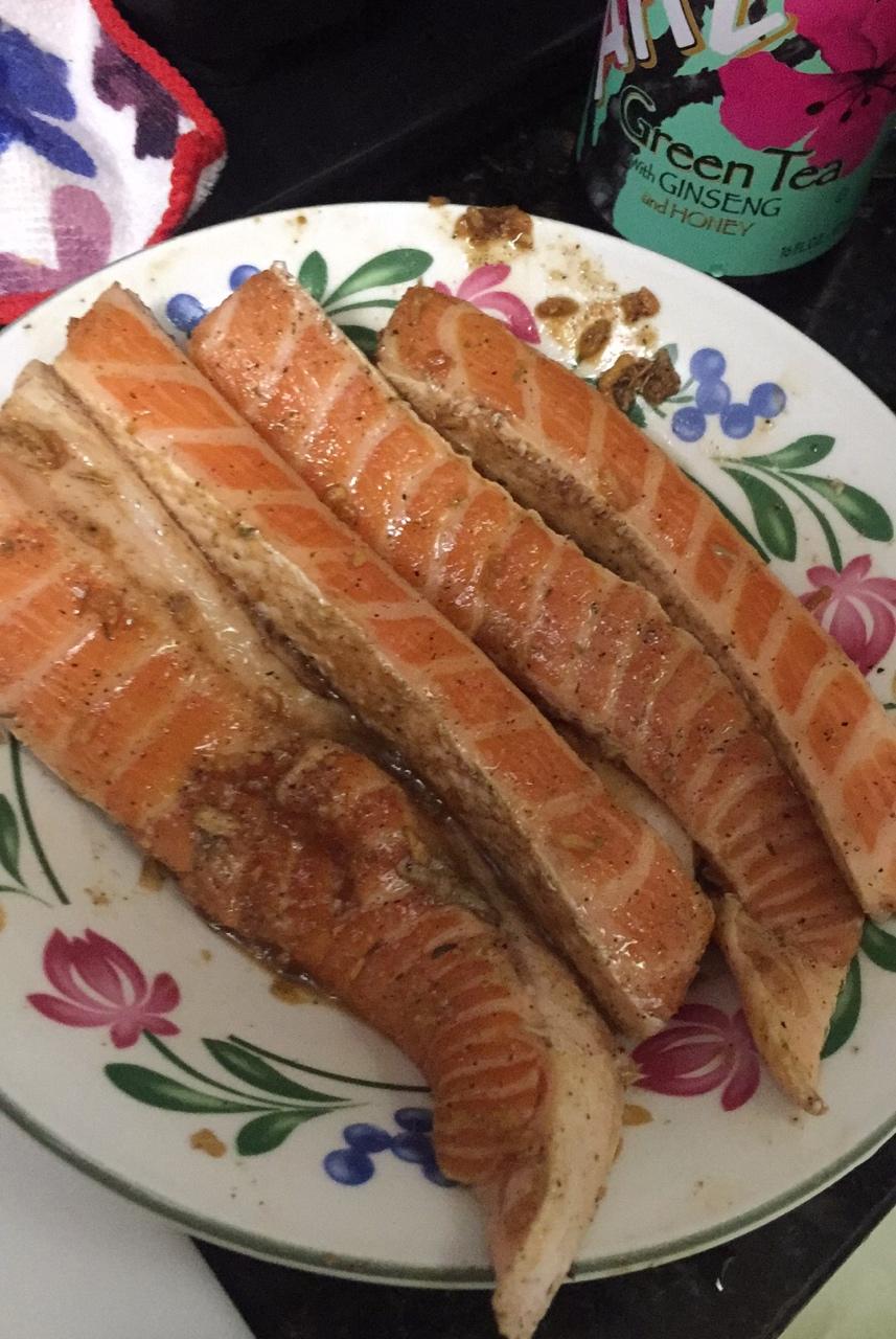 黑椒三文鱼腩边