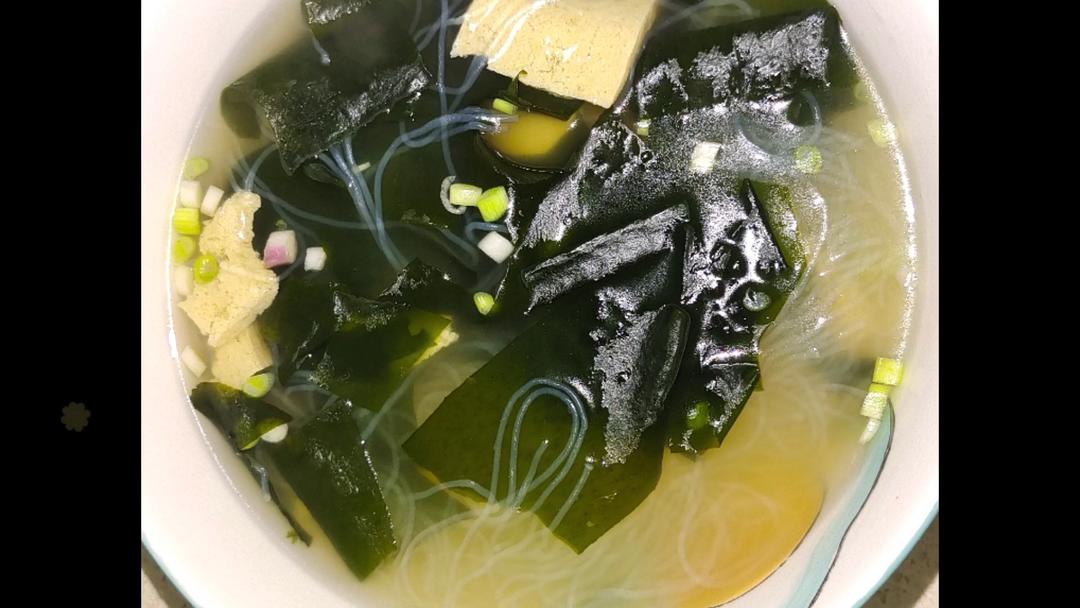 裙带菜冻豆腐粉丝汤的做法
