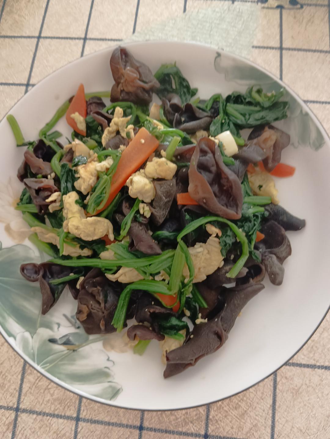 菠菜木耳炒鸡蛋