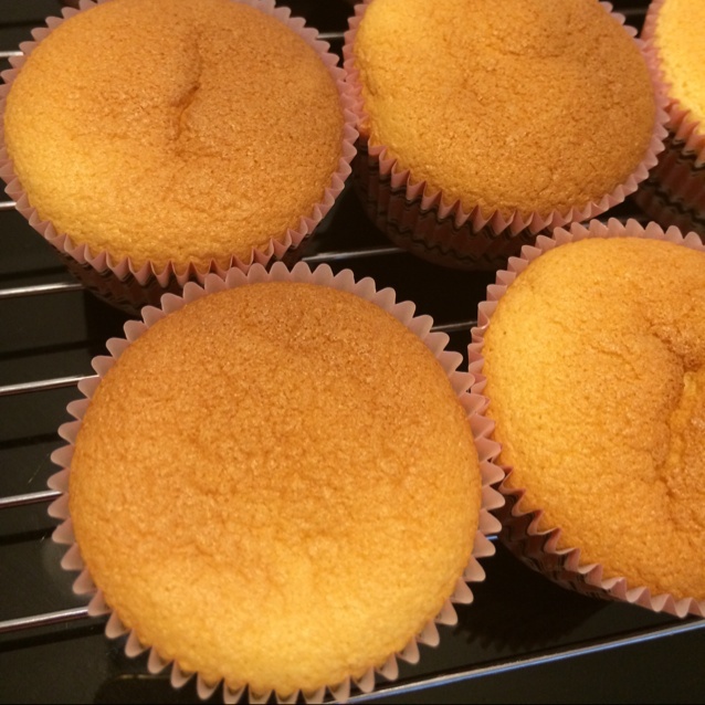 戚风杯子蛋糕^_^不开裂不回缩喔～