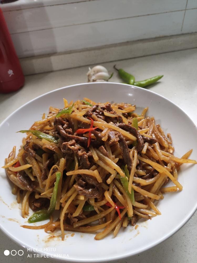 百吃不厌滴牛肉炒土豆丝～附带炒牛肉不老的方法（好吃到没朋友）的做法