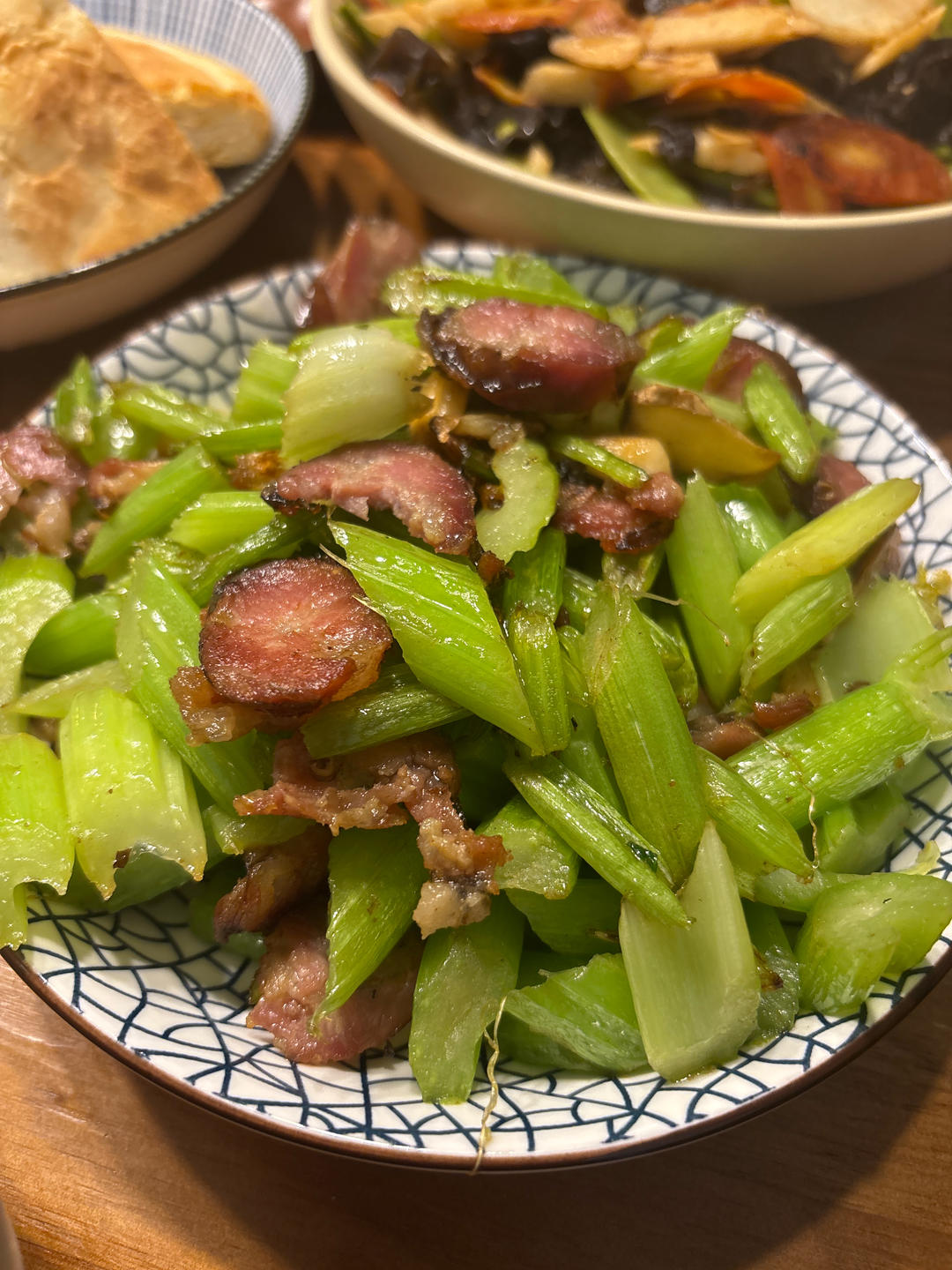 快炒西芹（芹菜）炒腊肠手残也能做
