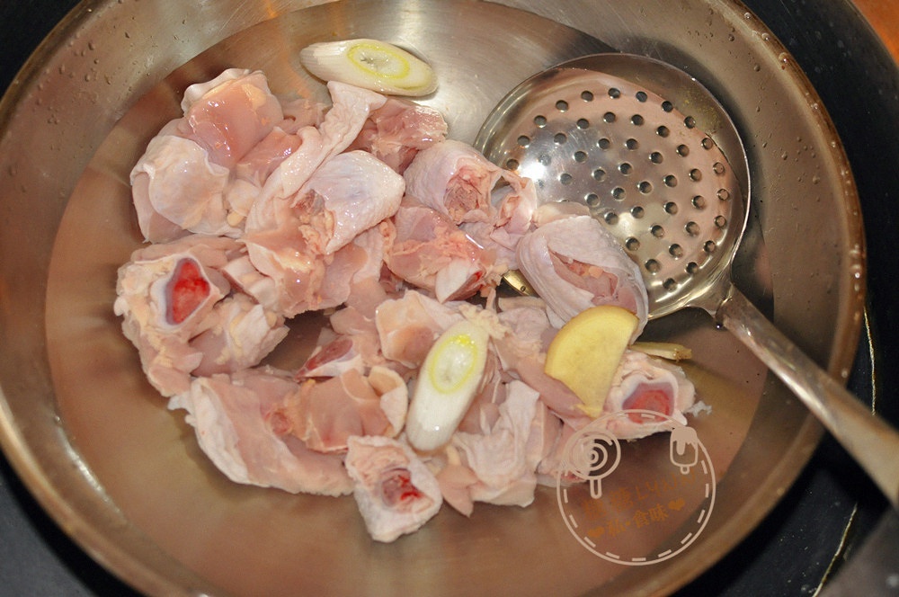 芝士辣白菜烩鸡腿杂菌的做法 步骤2