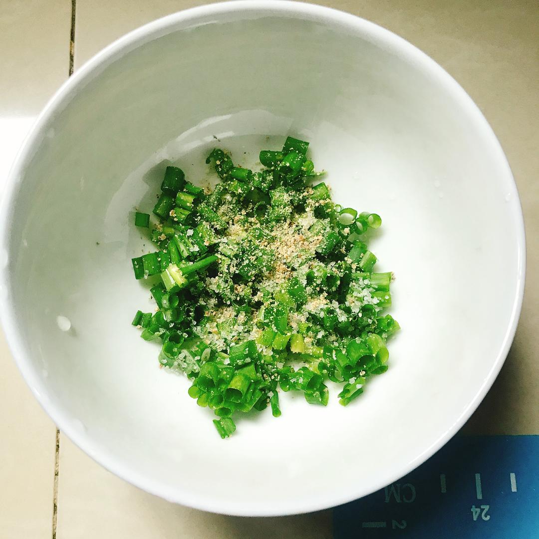 不费劲的饺子皮葱油饼😋一个平底锅就能搞定的做法 步骤1