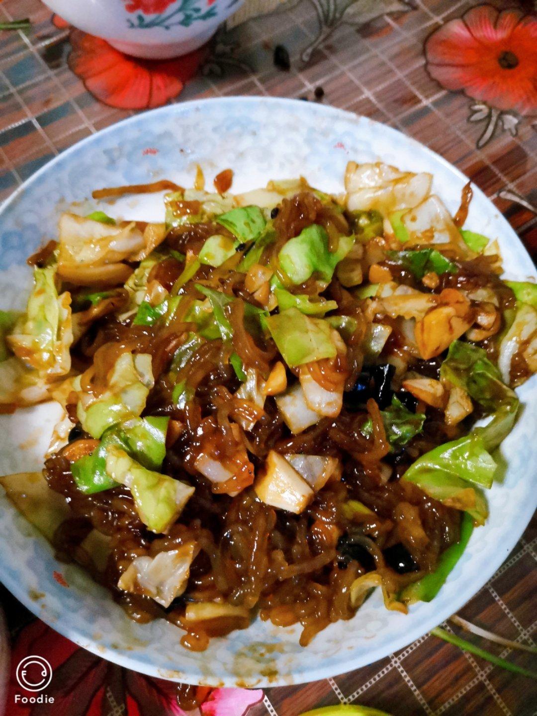 看似普通却超级下饭的圆白菜炒粉丝