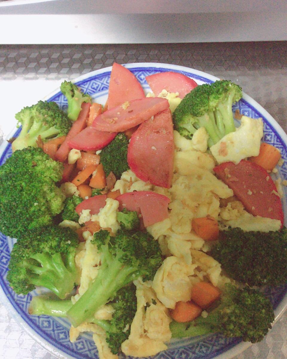 {☀快手晚餐☀}火腿肠滑蛋西兰花