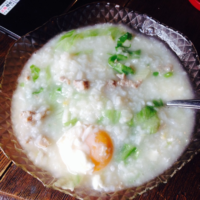 窝蛋牛肉生菜粥