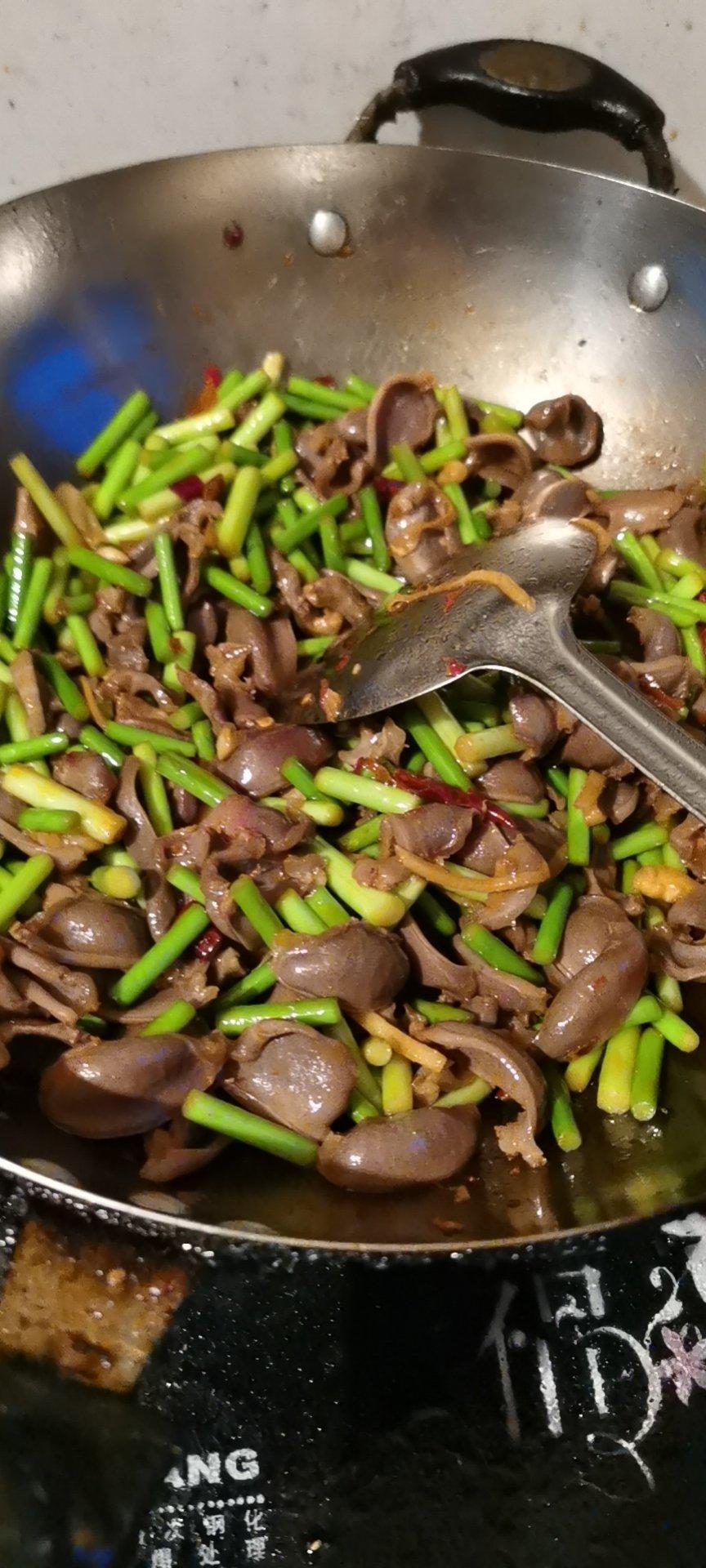 懒洋洋吖做的超级爽口下饭-蒜苔炒鸡胗