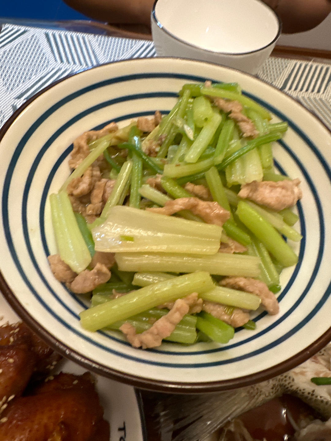 下饭芹菜炒肉