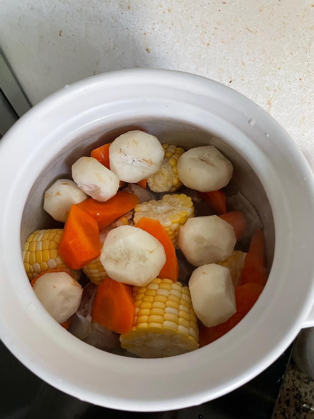 胡萝卜玉米马蹄骨头汤