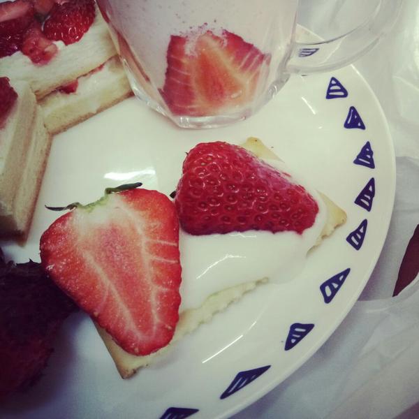 草莓酸奶苏打拼盘
