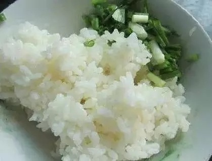 美味剩米饭早餐的做法 步骤1