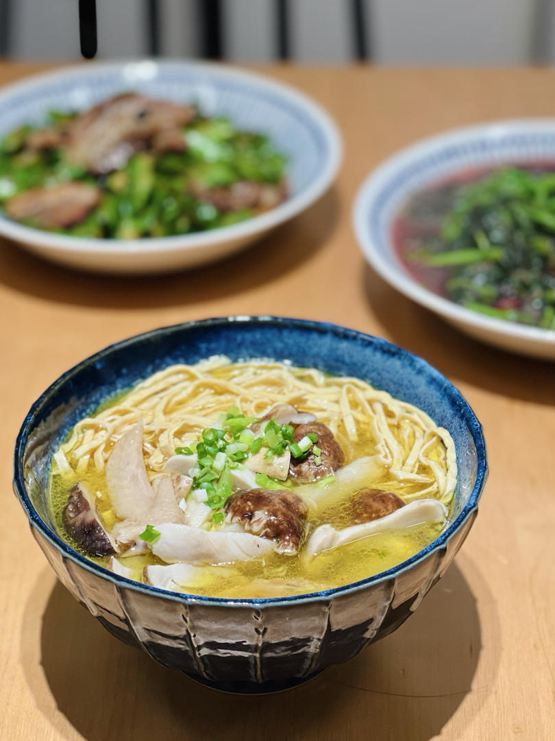 姬松茸鸡汤浸石屏豆腐丝