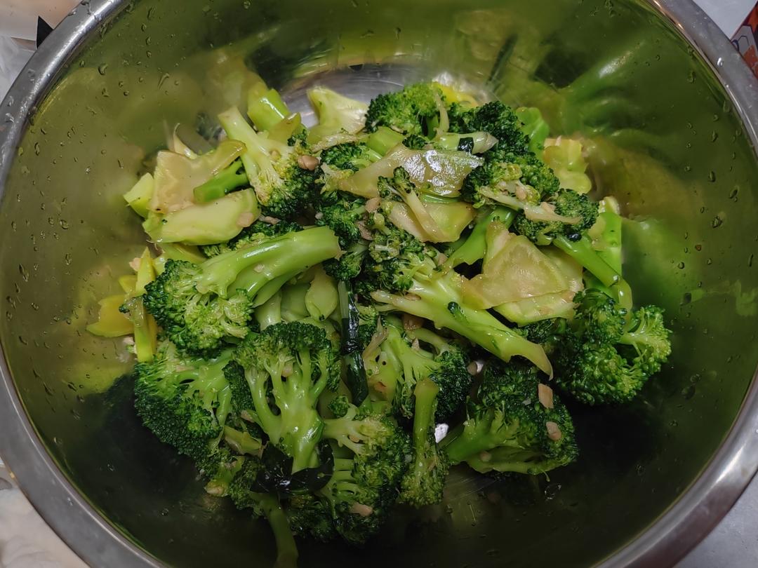 好吃到爆的耗油蒜蓉西兰花(从不修图，喜欢请关注)