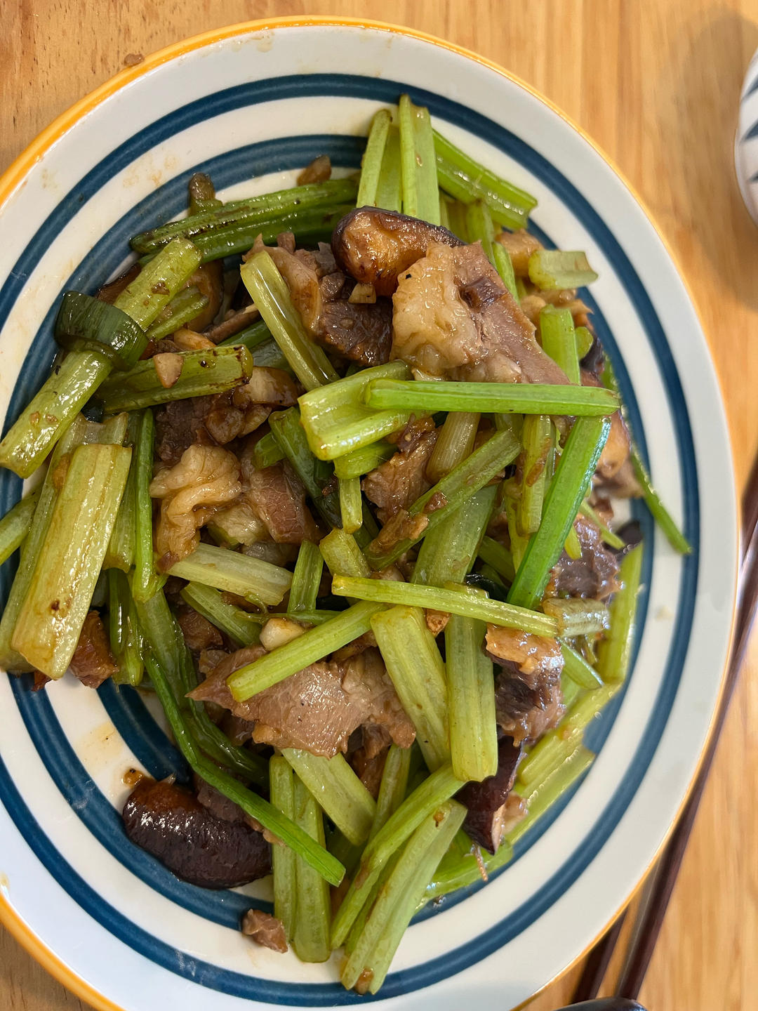 下饭神器又来了，试试这道芹菜炒牛肉！！