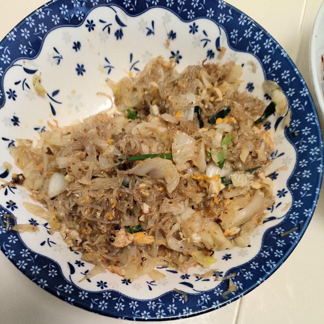 做鸡蛋炒粉丝，千万不要直接炒，多加一步，好看又好吃