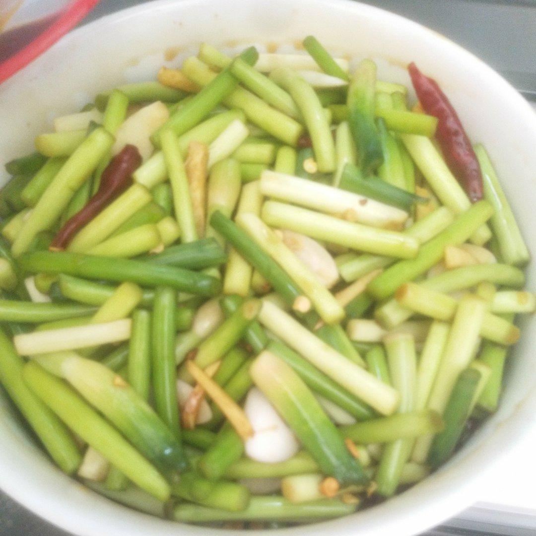 厨师长教你：“酸辣蒜苔”的做法，夏日开胃小吃