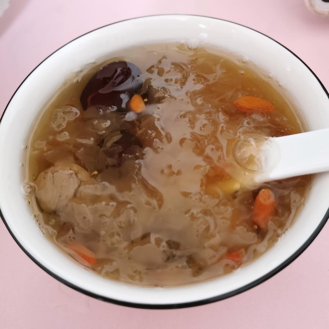 冰糖银耳红枣汤