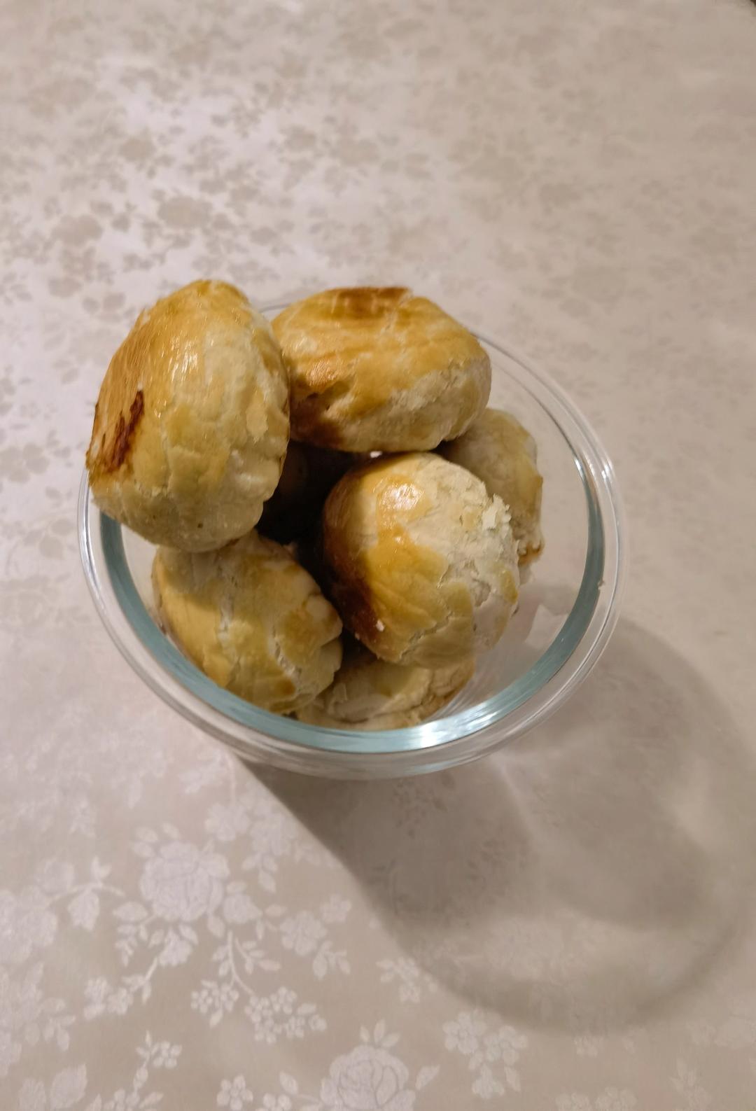 快到中秋了，最爱现烤现吃榨菜鲜肉月饼，酥皮又薄又脆、肉馅大，榨菜分明可见，好方子一起分享～