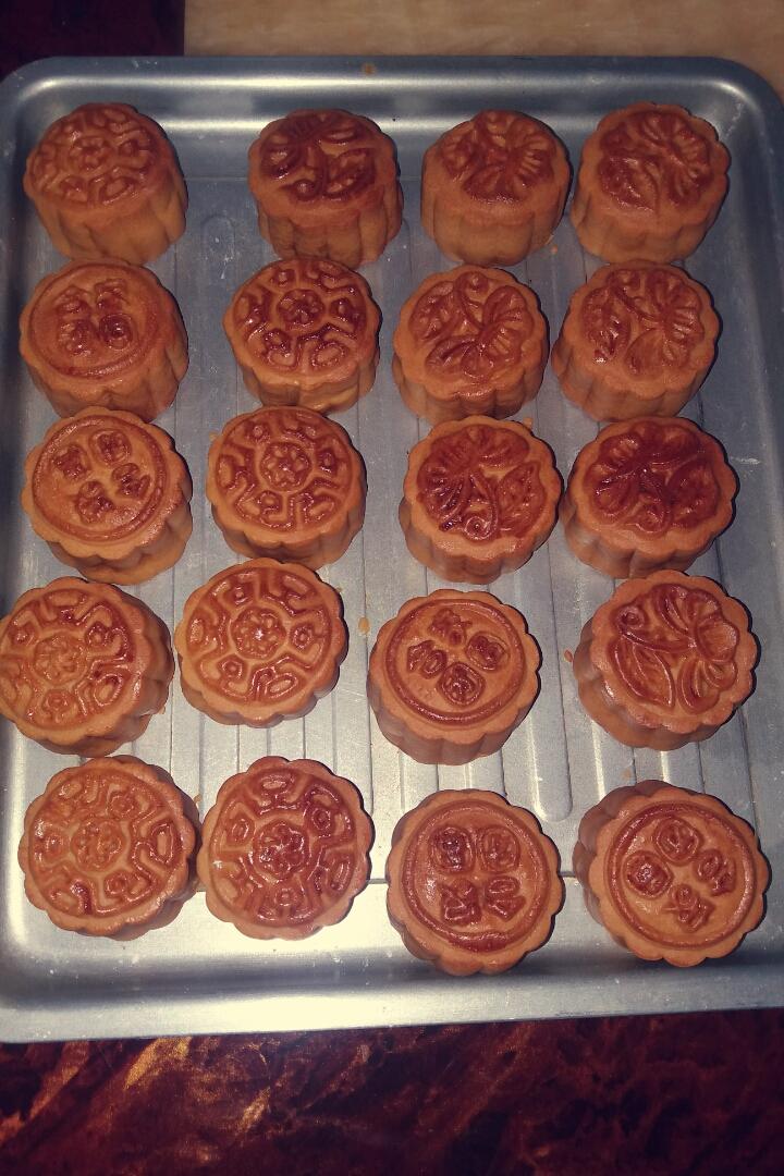 广式月饼—蛋黄芝麻月饼