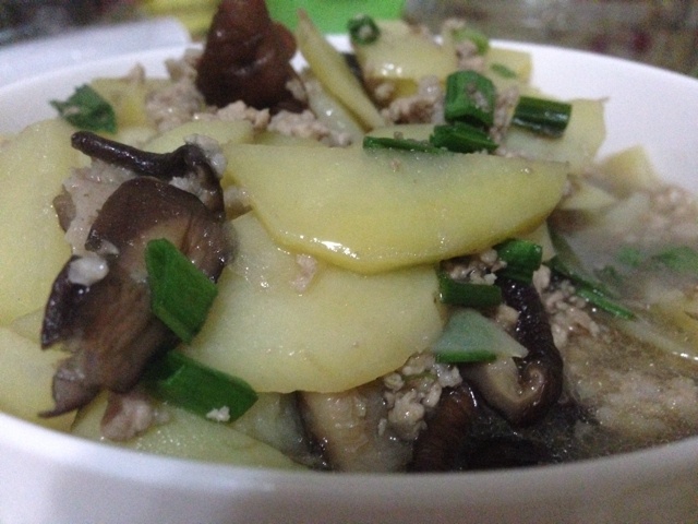 土豆香菇西芹瘦肉汤